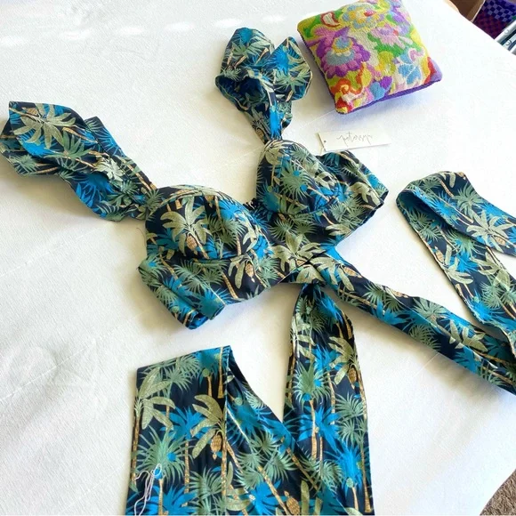 NWT Petersyn X Revolve Joplin Paradise floral flutter sleeve crop top - Picture 4 of 12